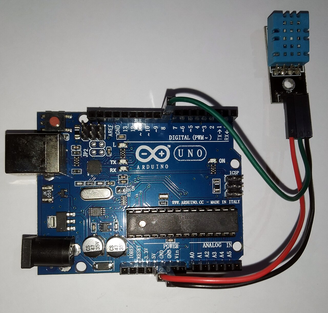 Arduino Uno wired to a DHT temperature-humidity sensor with three jumper wires